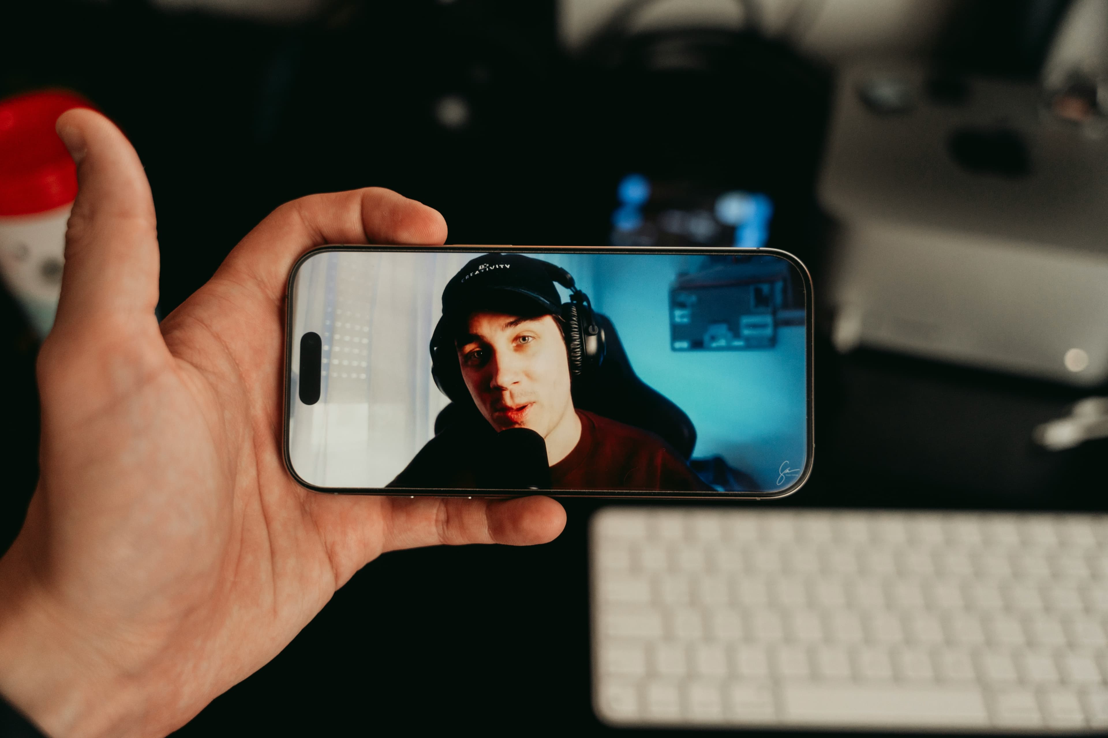 Creator communiceert enthousiast tijdens een merkdeal met een laptop op tafel